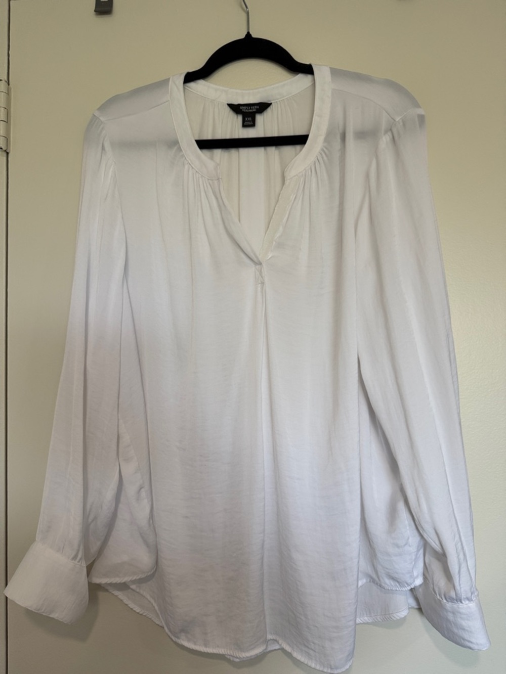 Simply Vera wang XXL White Relaxed V-Neck Blouse. Roll-tab sleeves. Lightweight.